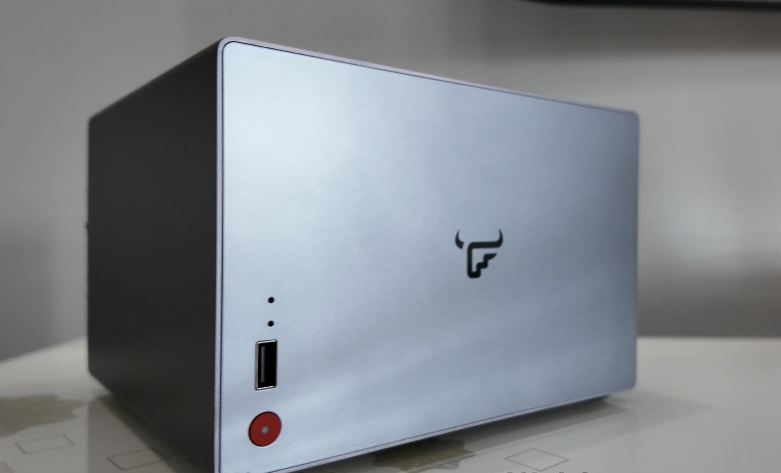 EVO 4 正面：全铝机身，左侧为复位/刷机孔、USB 2.0 A 口与电源键